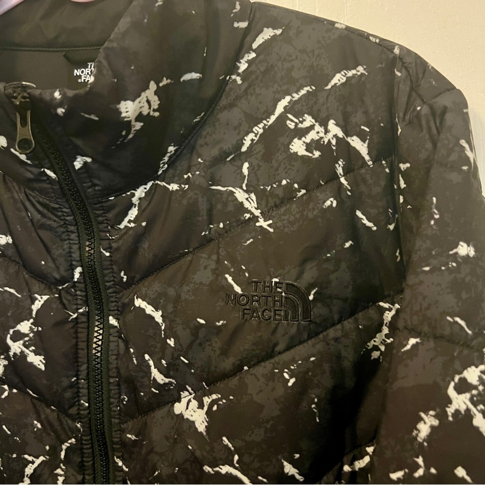 The North Face Women's Black and White Patterned Puffer Jacket - Picture 5 of 10